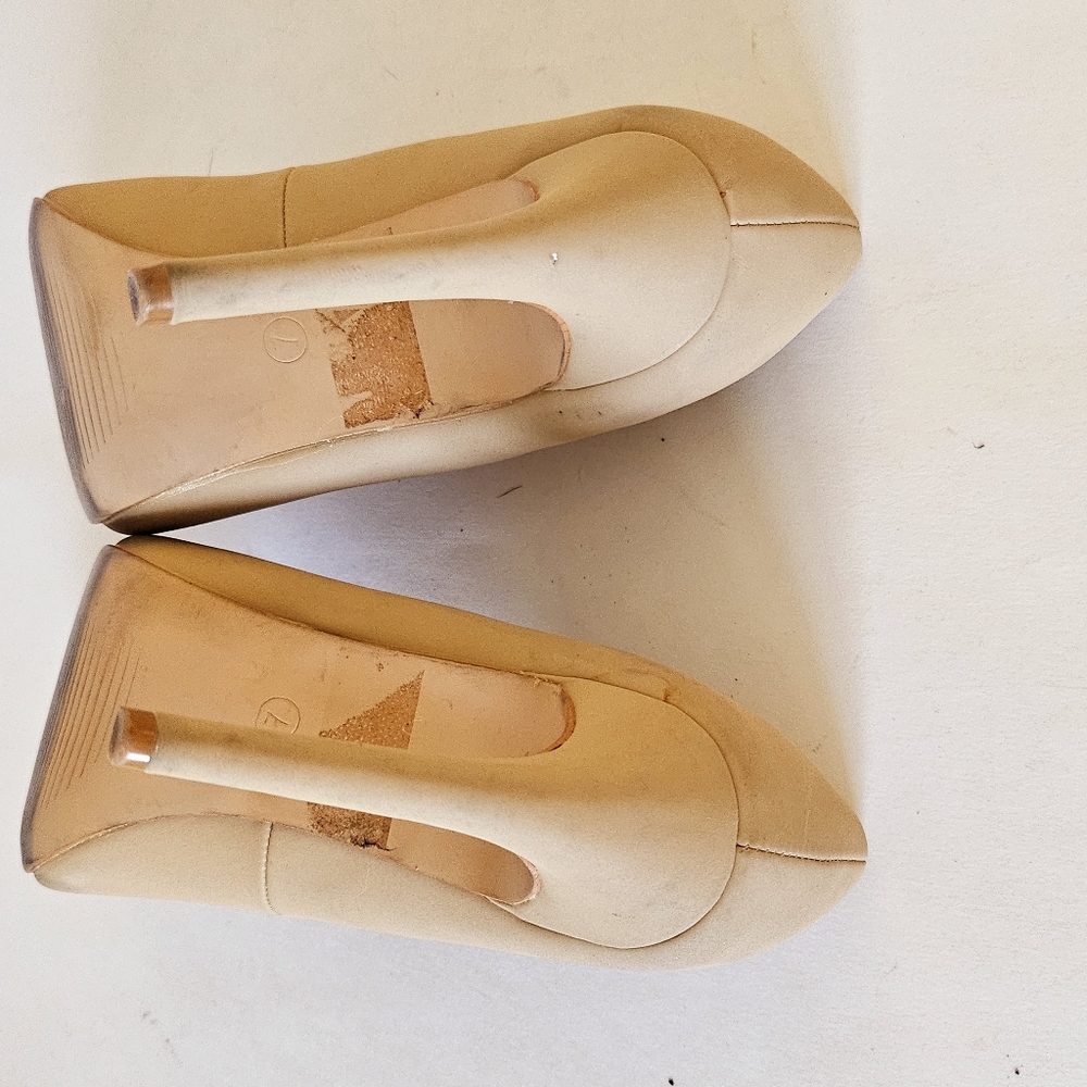 Glaze Women's Cream Pumps - Picture 8 of 8